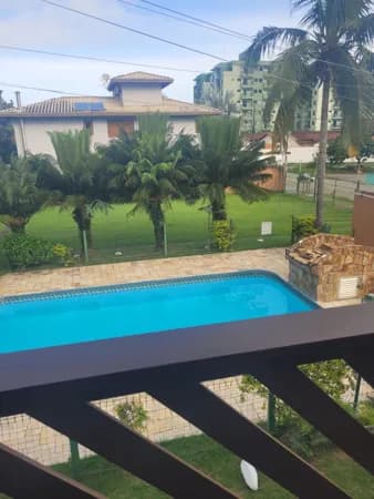 Sobrado à venda em condomínio com 03 dorms, sendo 2 suítes e 2 vagas de garagem, Martim de Sa