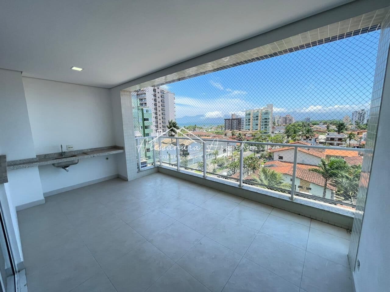 Apartamento à venda poucos passos do mar, Praia do Aruan, Caraguatatuba/SP