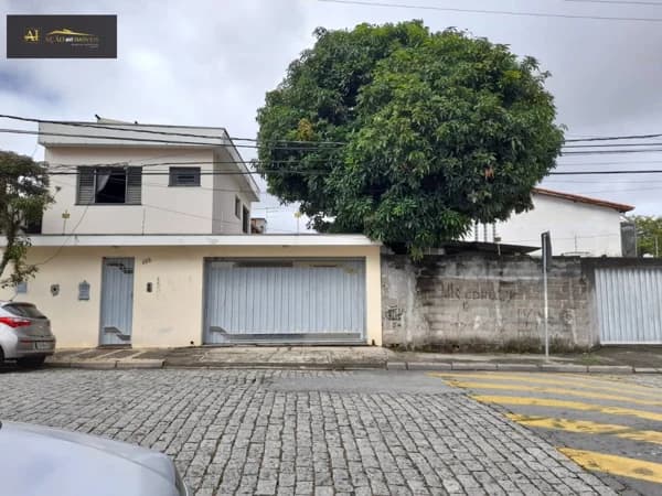 Sobrado de esquina com amplo terreno área total de 300m²