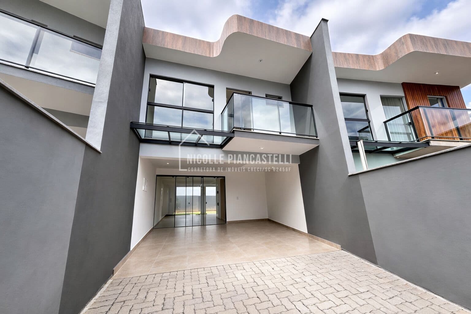 Sobrado Geminado com 1 suíte com closet + 2 quartos e 2 vagas de garagem, no Costa e Silva