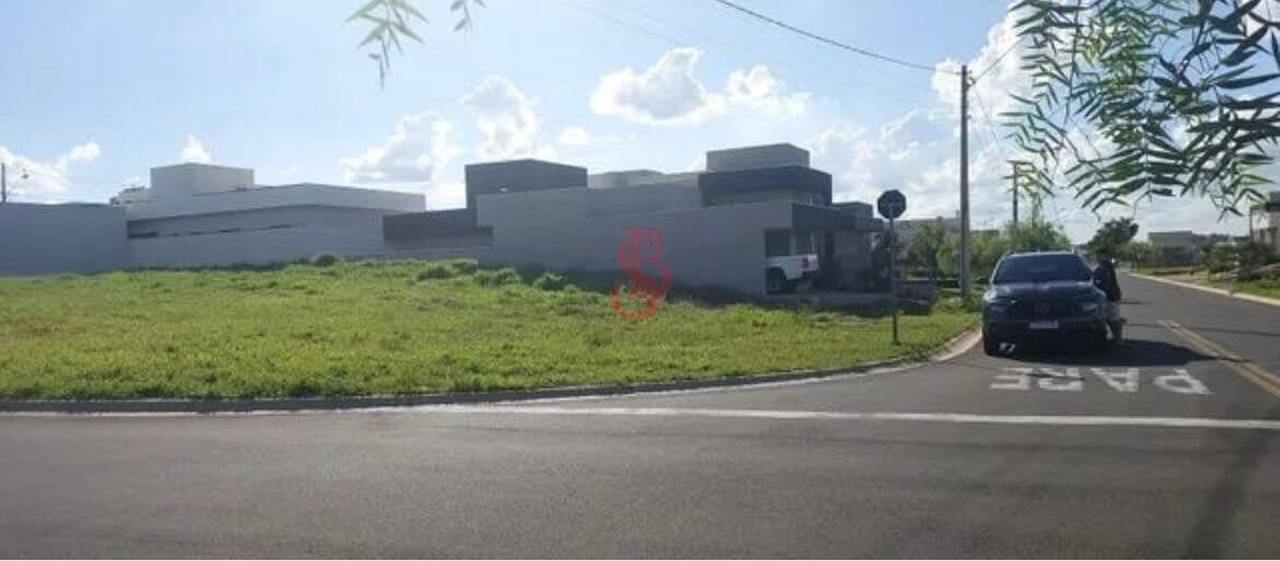Terreno de Esquina com 329m
