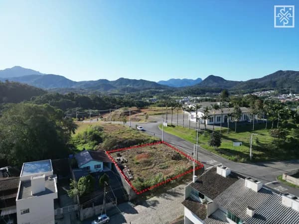 Terreno de esquina com 599m² à venda no Bairro Rau