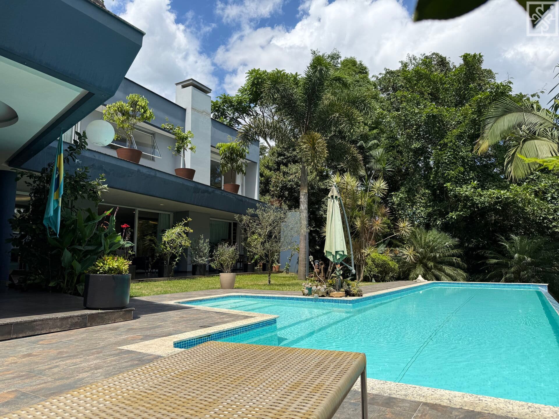 Casa de Alto Padrão com Piscina em Terreno de 18.230m² na Vila Nova