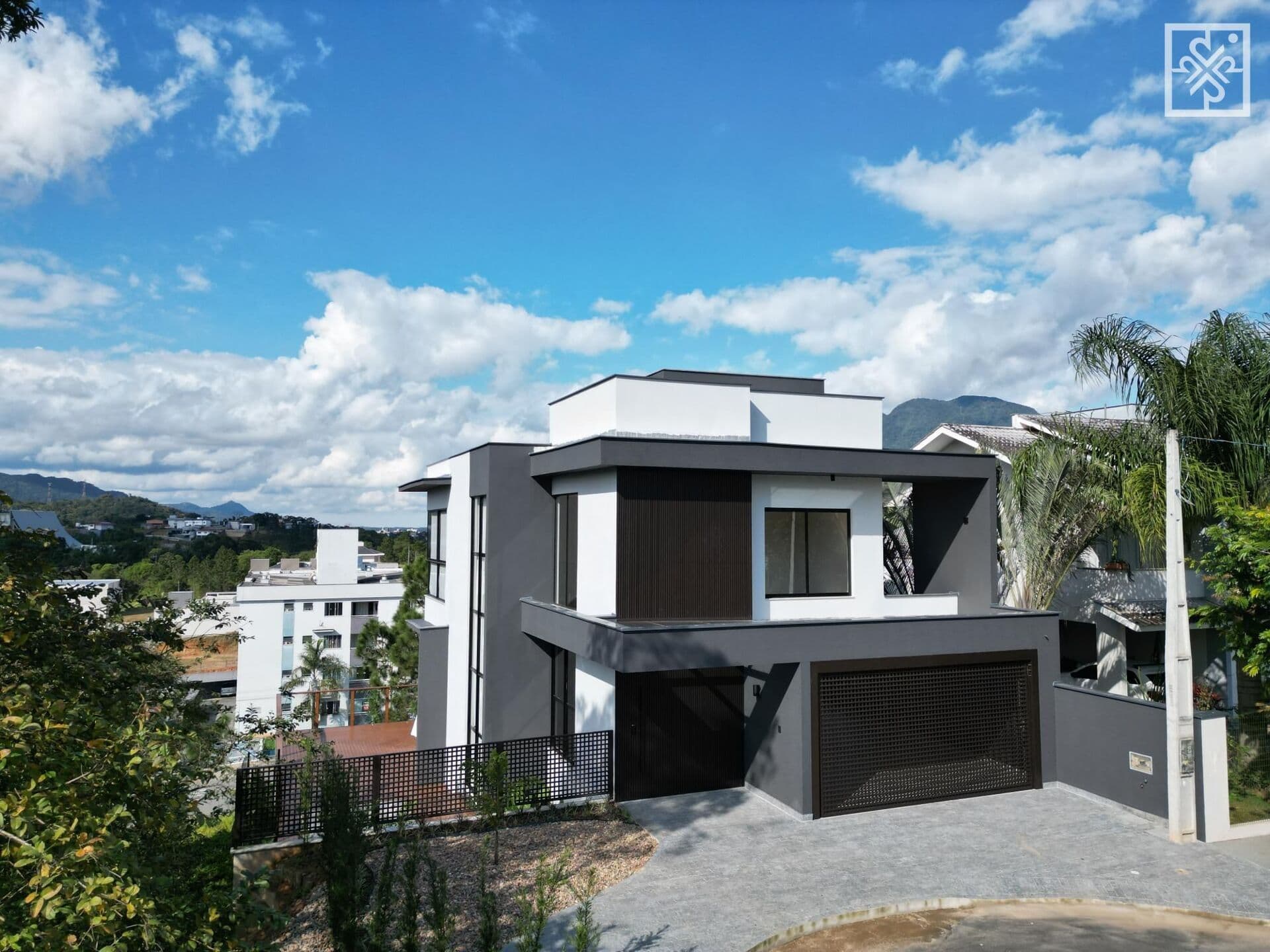 Sobrado com Deck e Vista Panorâmica no Jaraguá Esquerdo em Jaraguá do Sul