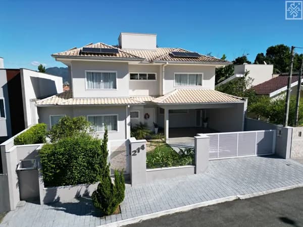 Sobrado Alto Padrão com 3 suítes e piscina