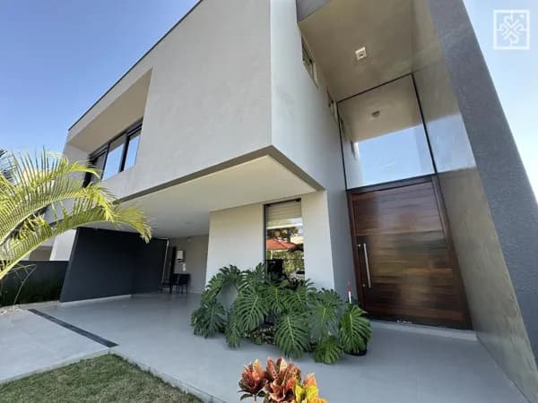 Sobrado com 3 suítes, semi-mobiliado e com piscina no Bairro Amizade