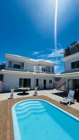 Duplex com piscina para fins comerciais no bairro Centro - Balneário Piçarras/SC