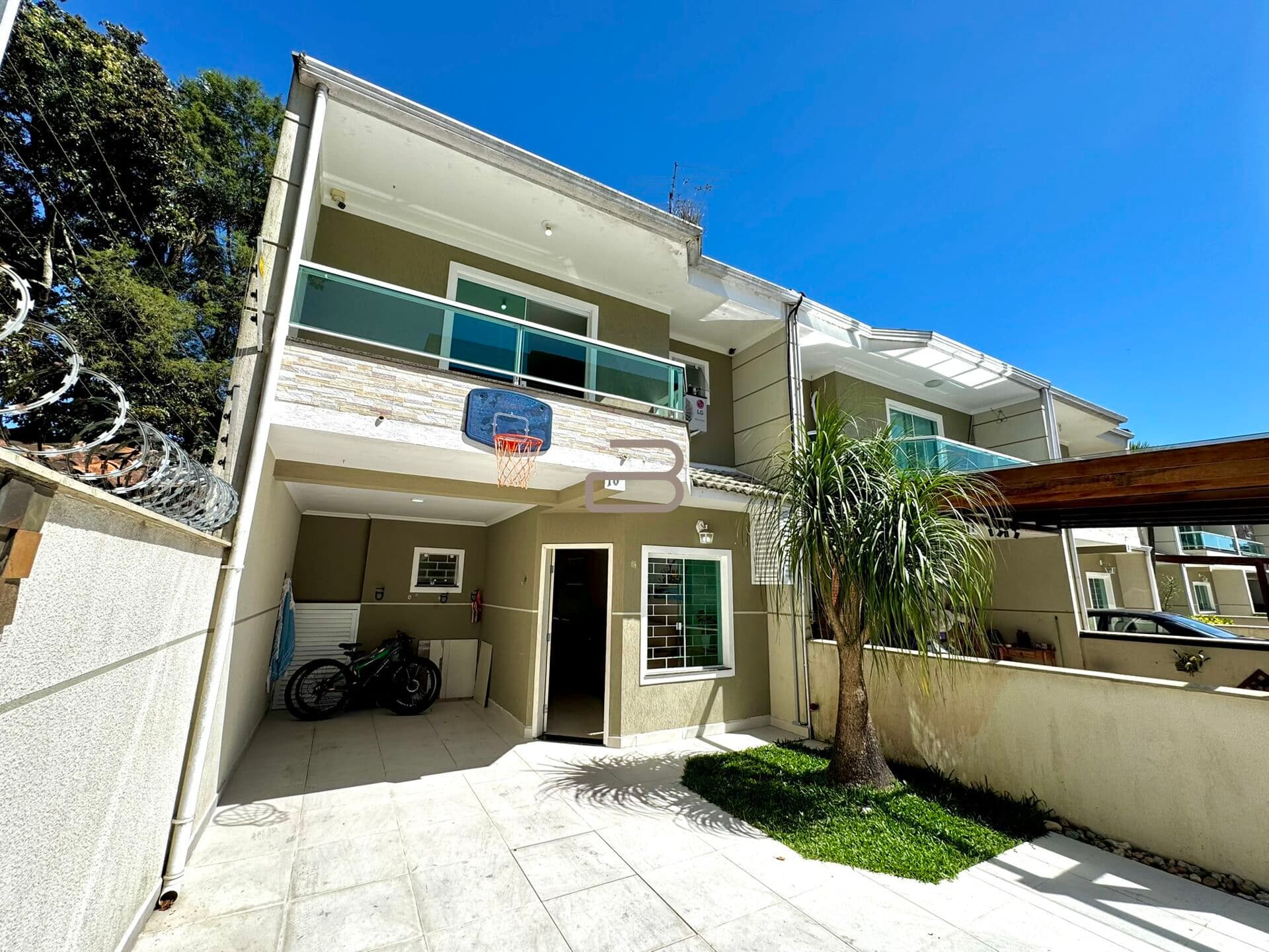 Sobrado em São José dos Pinhais - Costeira