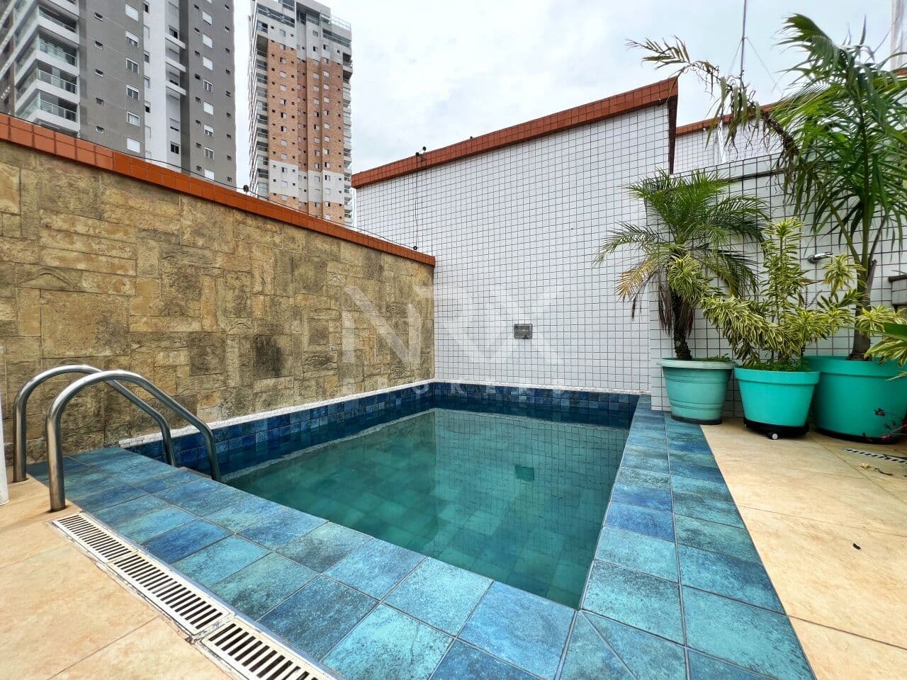 Ampla Cobertura Duplex com 3 Dormitórios e Lazer Privativo no Coração do Gonzaga em Santos/SP