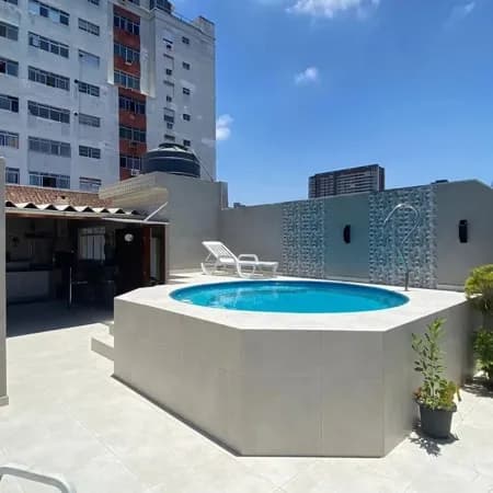 Viva com Conforto e Estilo em um Sobrado de Três Andares!