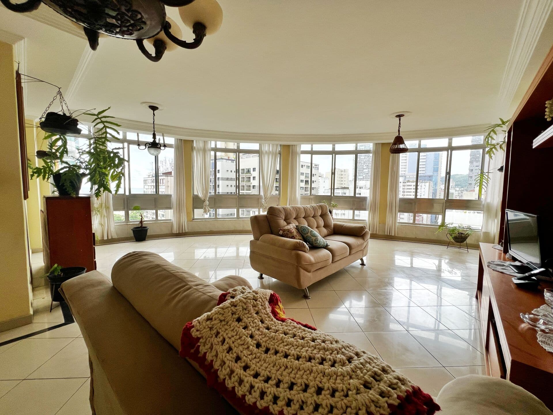 Amplo Apartamento Vista Mar de 3 Dormitórios com Dependência Completa na Quadra da Praia do Gonzaga em Santos/SP