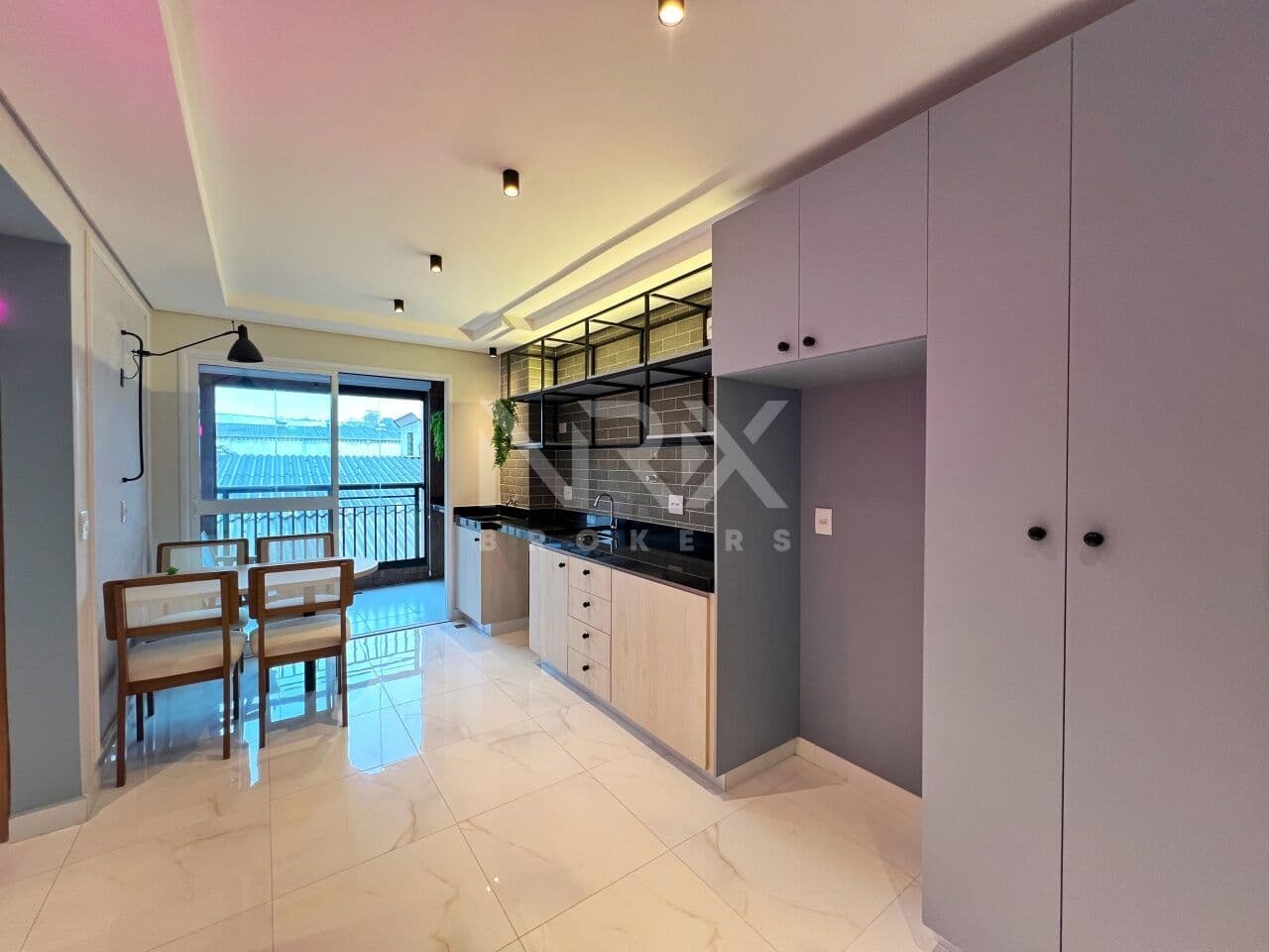 APARTAMENTO DECORADO À VENDA COM 1 DORMITÓRIO + SACADA COM LAZER NA COBERTURA!!