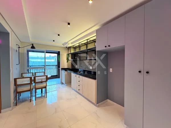APARTAMENTO DECORADO À VENDA COM 1 DORMITÓRIO + SACADA COM LAZER NA COBERTURA!!