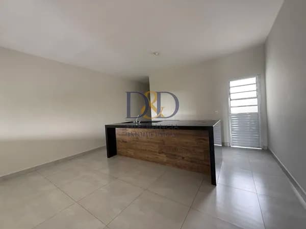 JD. ESMERALDA - Casa Meio Terreno