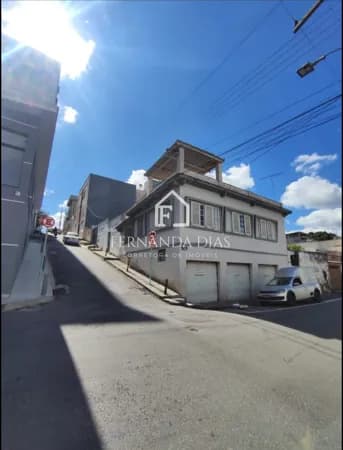 Casa esquina com estacionamento - Rua Silva Bittencourt