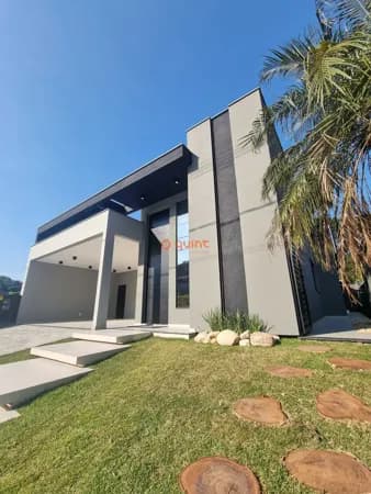 Linda casa em condomínio fechado em São José
