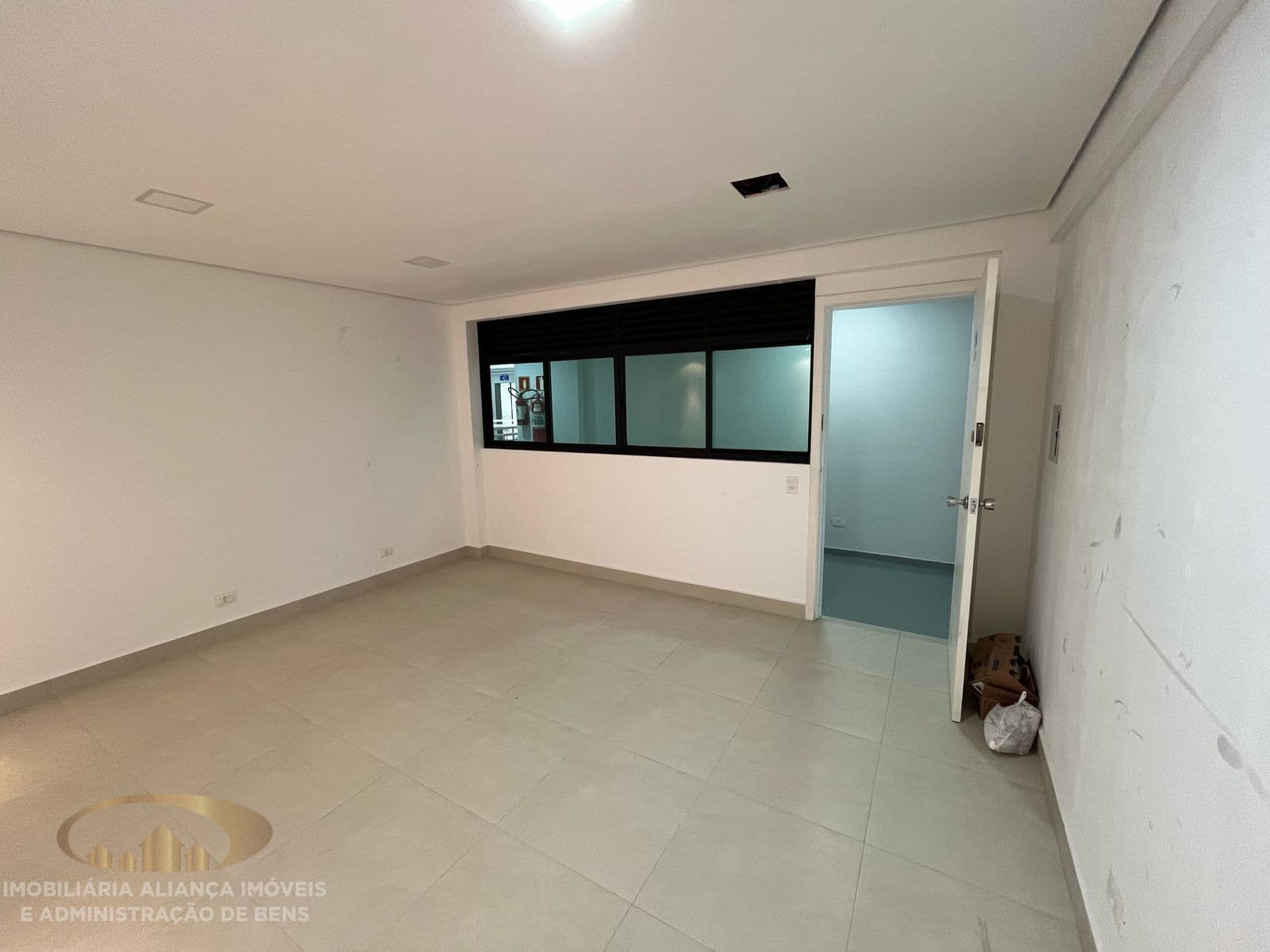 Sala Comercial em Alphaville, Santana de Parnaíba/SP