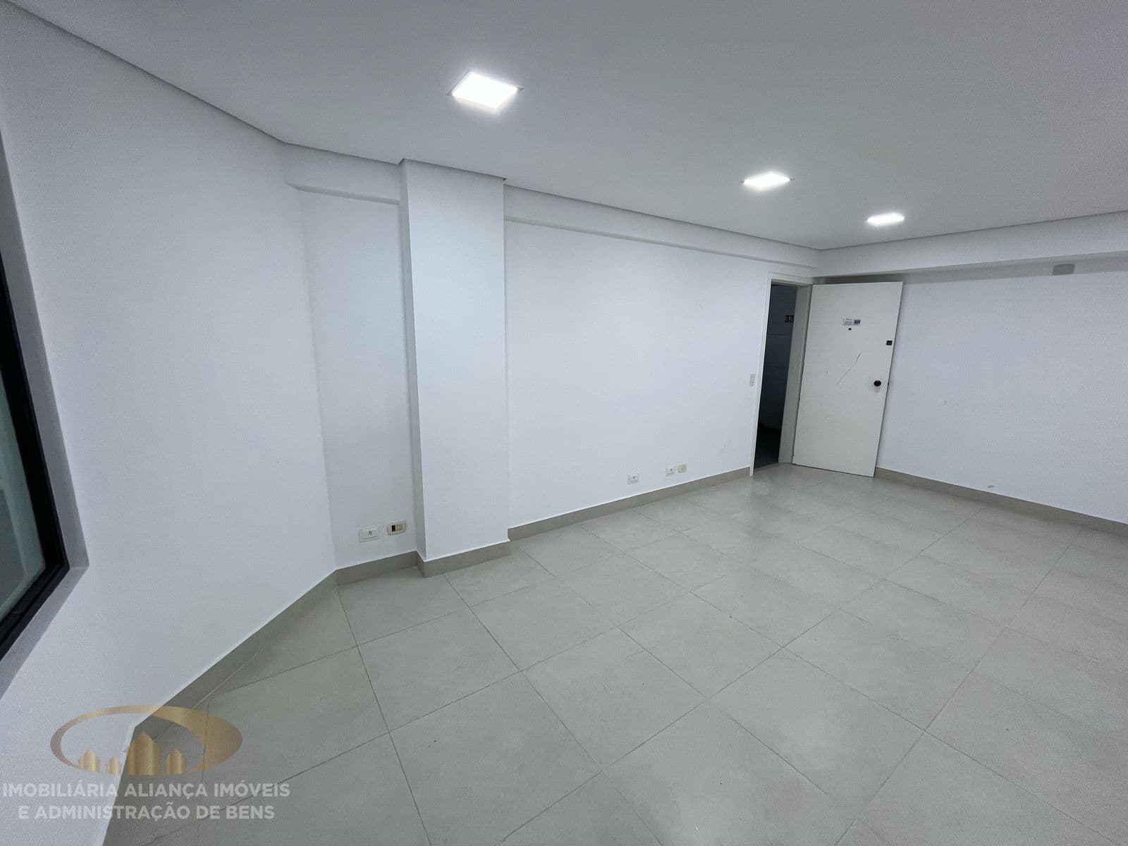 Sala Comercial em Alphaville, Santana de Parnaíba/SP