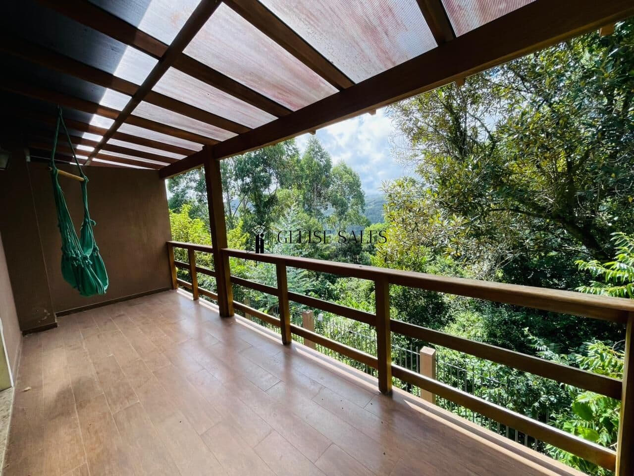 Sobrado com Vista para o Vale em Condomínio Exclusivo – Conforto, Privacidade e Charme em Cada Andar