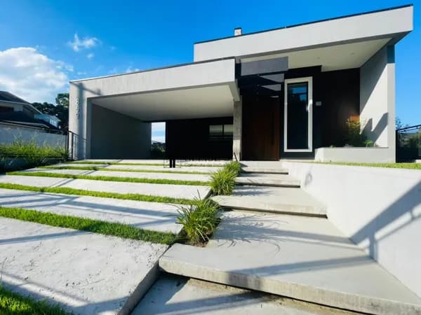 Casa Contemporânea com 208m², Pé-Direito Alto e Acabamento Requintado