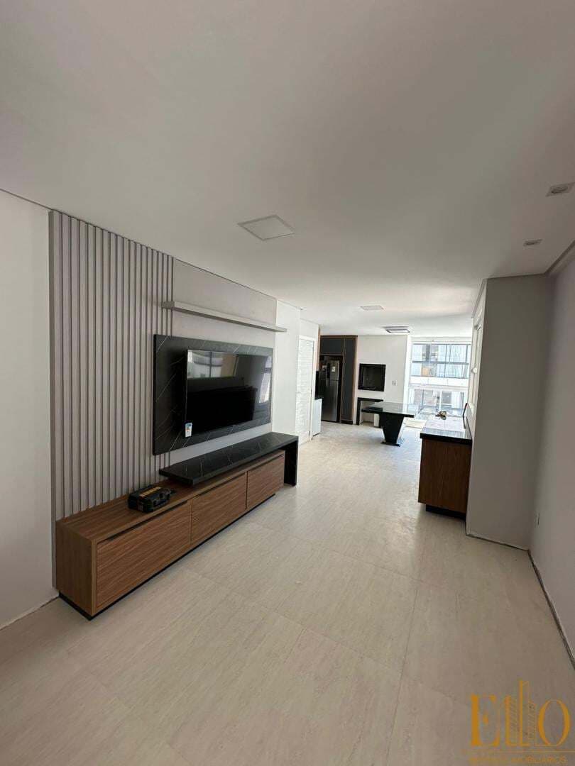 Apartamento 1 por andar, com 03 dormitórios sendo 1 suíte a 100 metros do MAR na Quadra mar