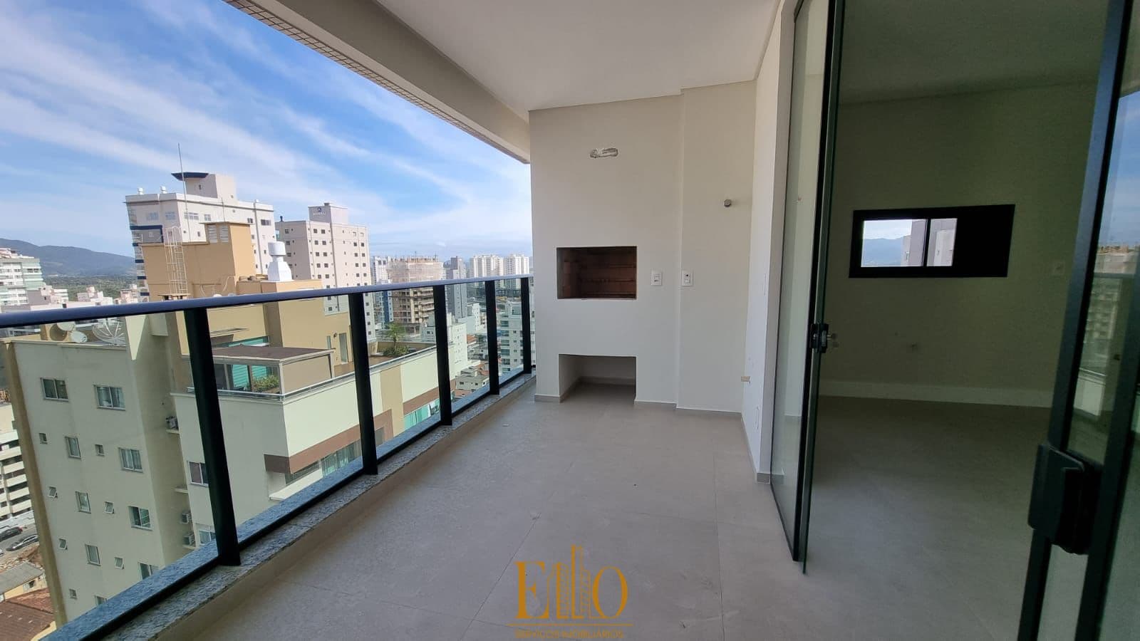 Edifício Brooklyn, 03 Suítes + 02 Vagas de garagem. Lazer completo - Meia Praia em Itapema / SC