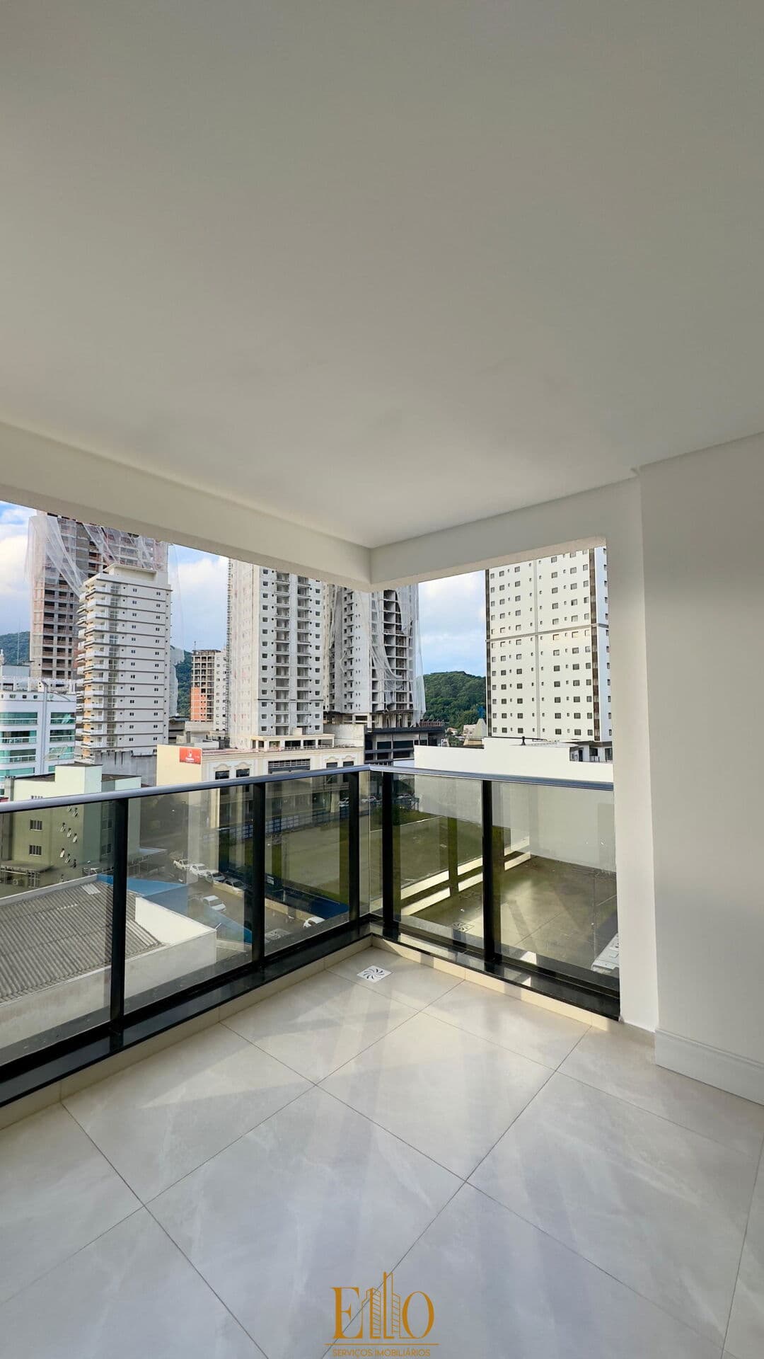 Apartamento Alto Padrão, Ed. Sol Nascente. 03 Suítes + 02 Vagas de garagem. Centro de itapema /SC