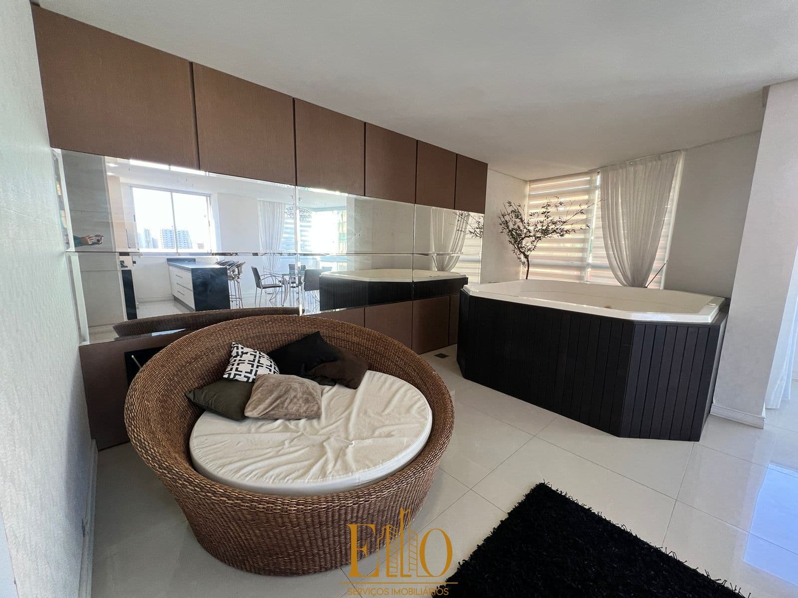 Cobertura Duplex Exclusiva na Parte Mais Nobre da Meia Praia – 150 metros mar, 04 suítes. Itapema/ SC