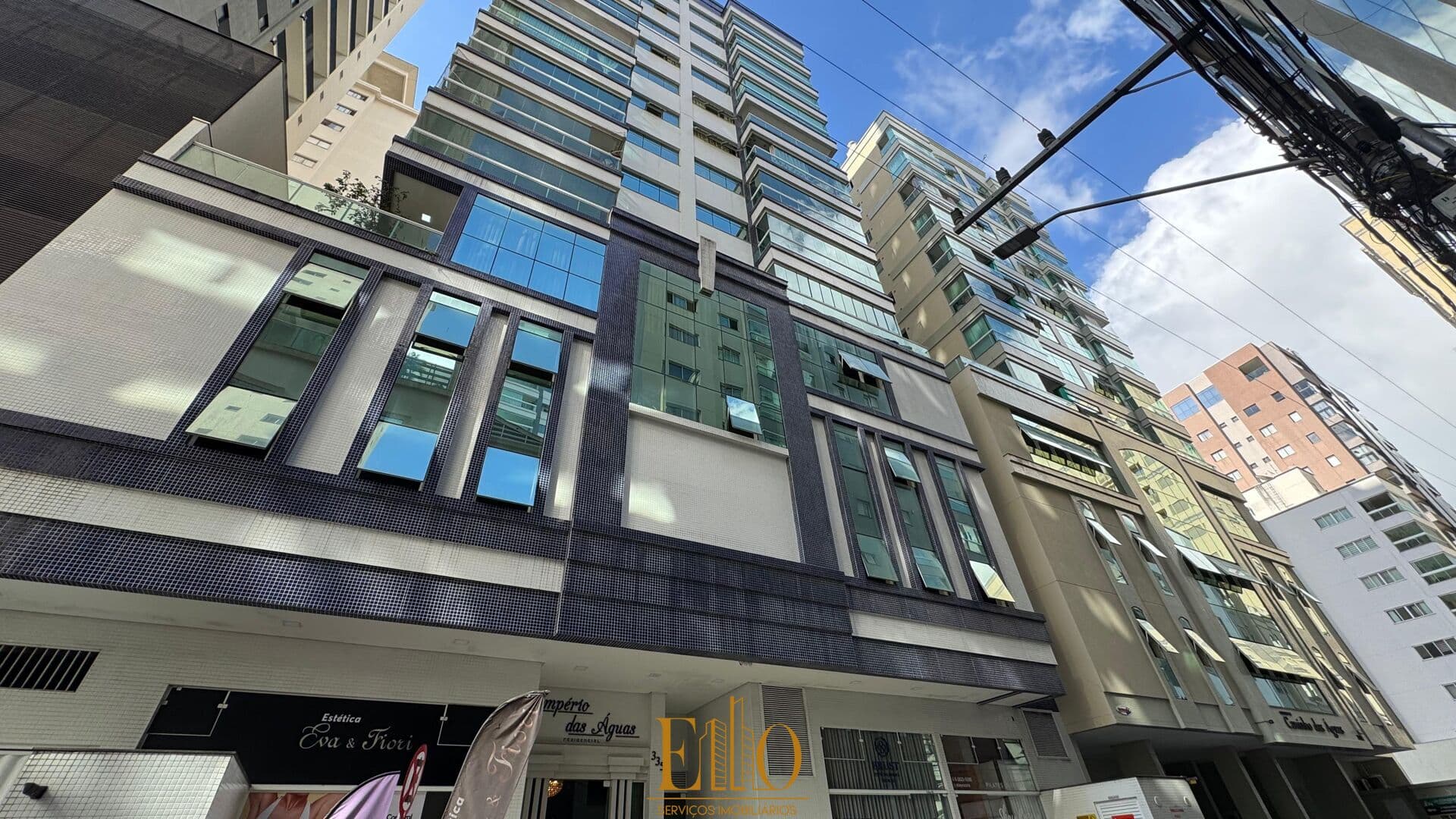 Apartamento mobiliado no Edifício Império das Águas em Meia Praia com 3 suítes
