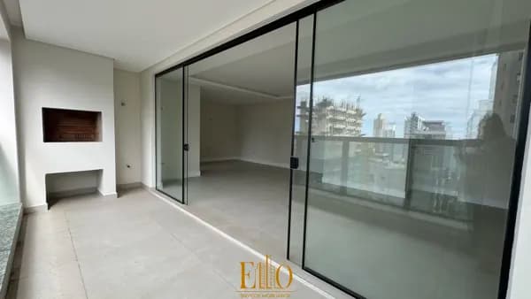 Apartamento 3 suítes no Edifício Times Square em Meia Praia