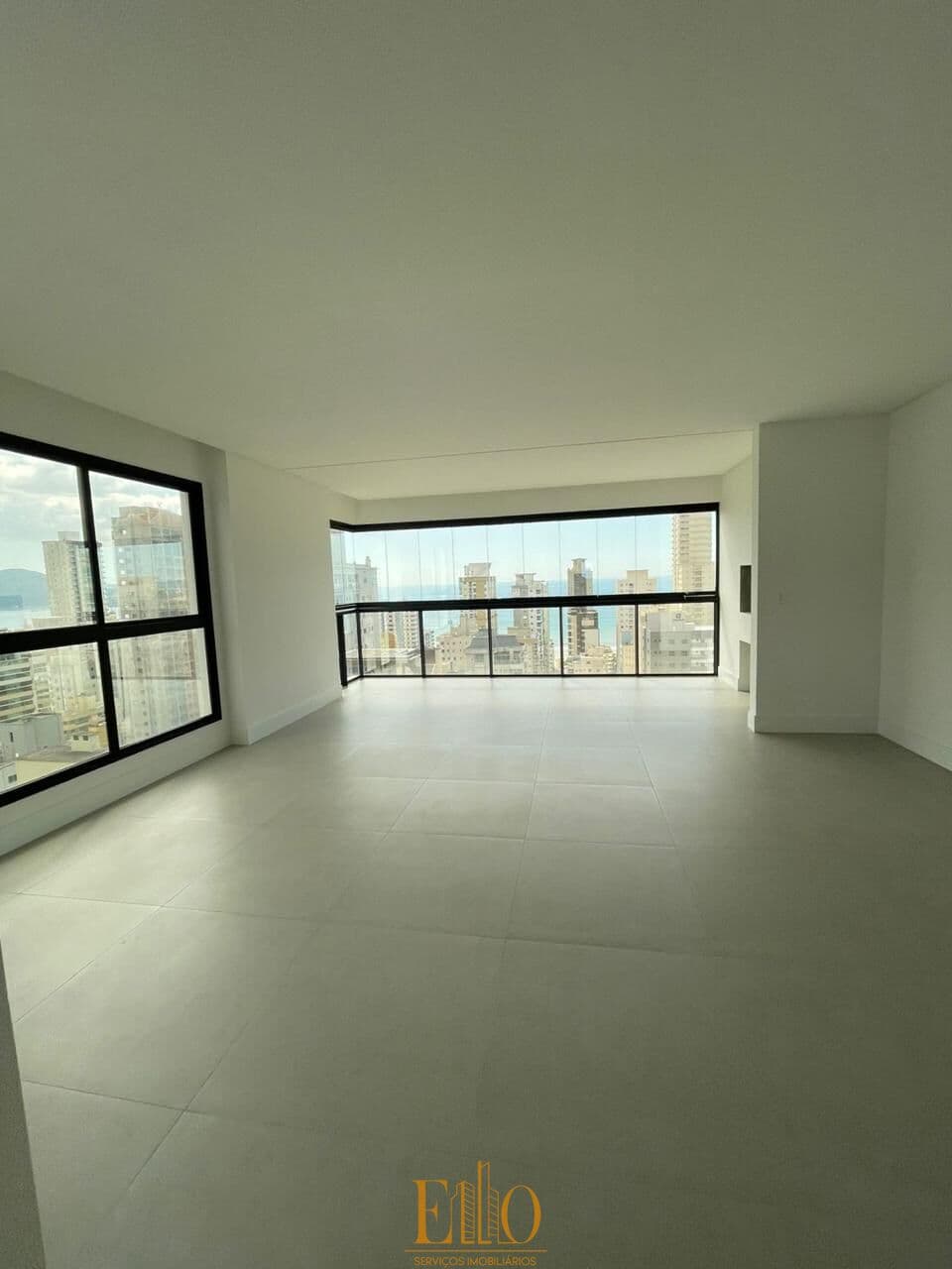 Apartamento Edifício Dom Benedito, VISTA MAR! 03 Suítes + 3 Vagas. Frente a Avenida. Meia Praia Itapema/SC