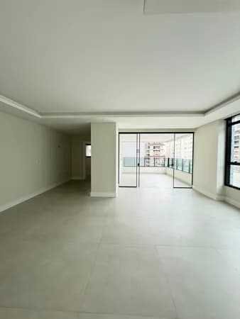 Apartamento à venda no bairro Meia Praia em Itapema/SC