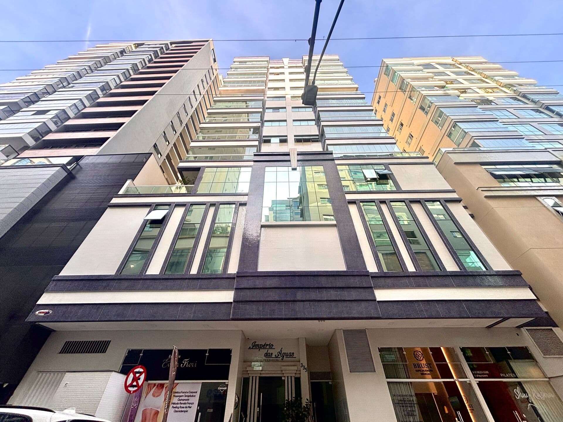 Apartamento Alto Padrão, 03 Suítes + 02 Vagas de garagem. Meia Praia em Itapema/SC