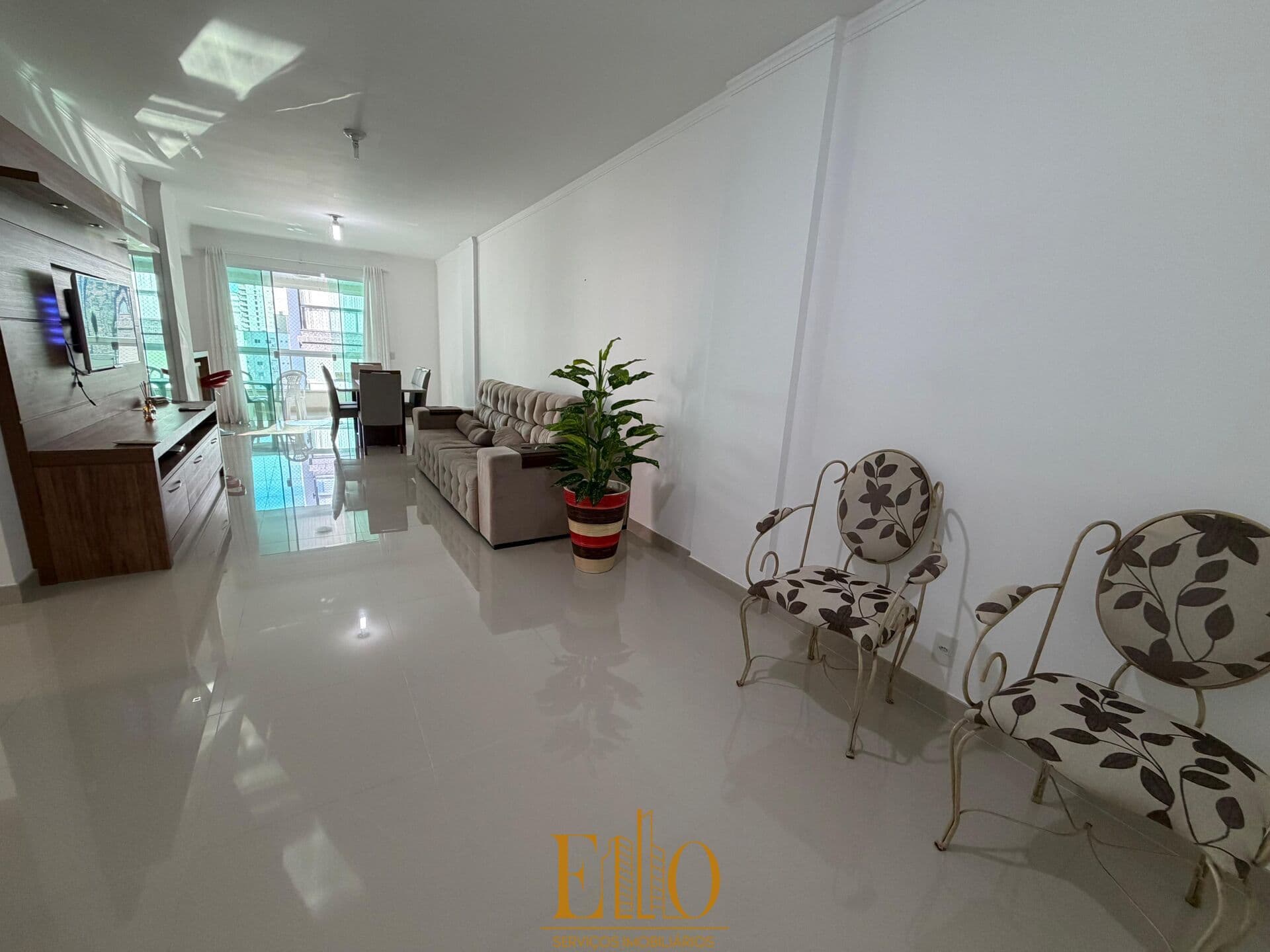 Apartamento à venda com 1 suíte + 2 dormitórios, 3 vagas de garagem. Com Lazer na Meia Praia em itapema/SC