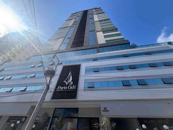 Apartamento Edifício Porto Cali, 03 Suítes + 02 Vagas. Rua reta ao MAR! Lazer completo. Meia Praia em Itapema/ SC