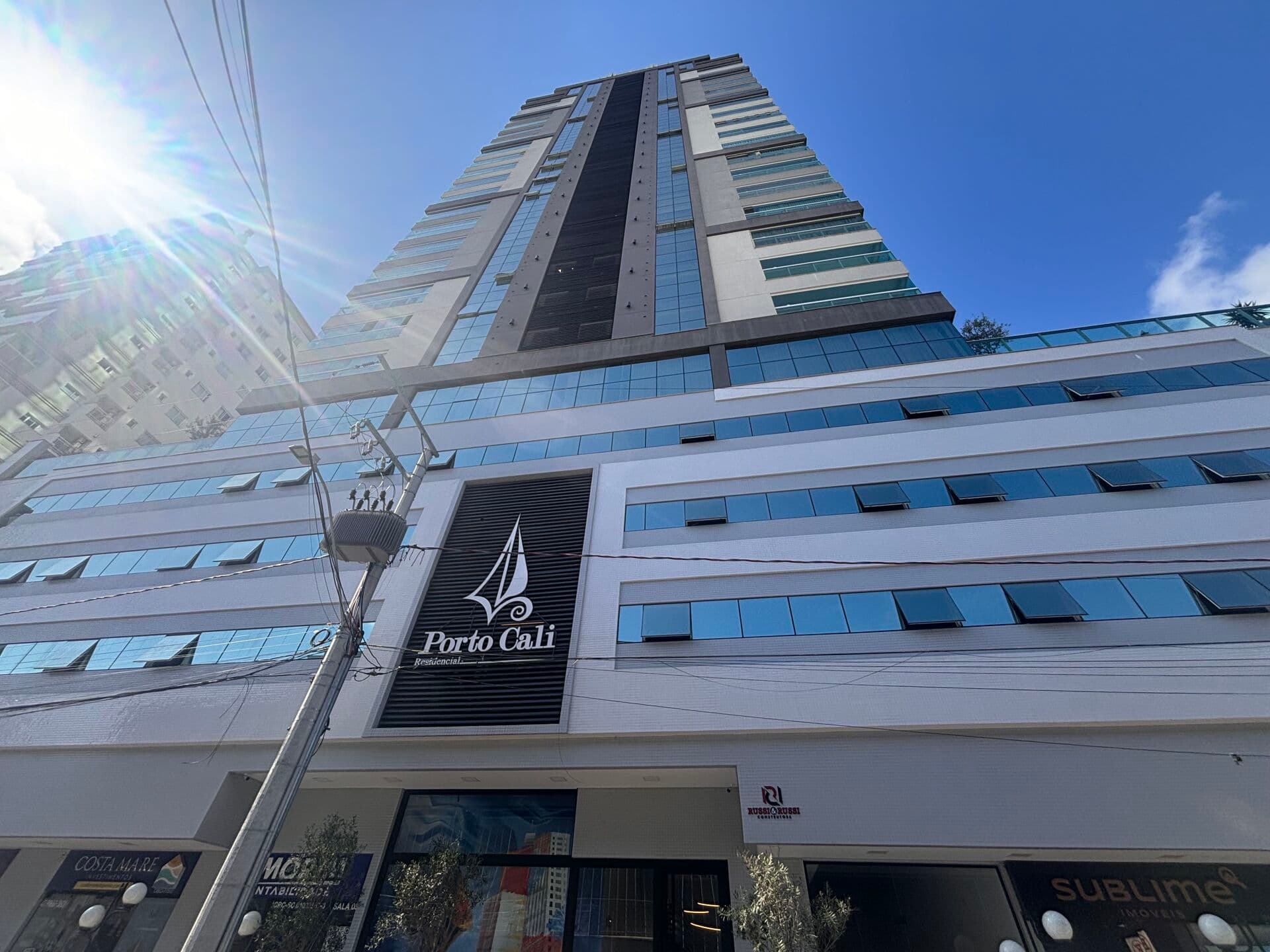 Apartamento Edifício Porto Cali, 03 Suítes + 02 Vagas. Rua reta ao MAR! Lazer completo. Meia Praia em Itapema/ SC
