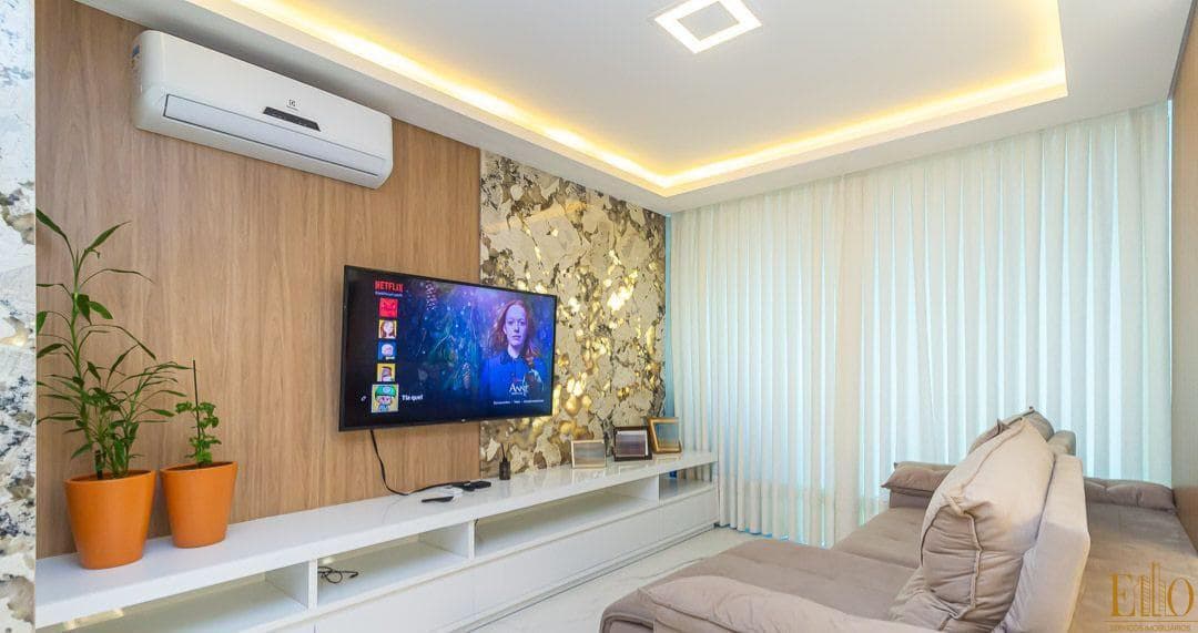 Apartamento mobiliado, Siena Tower, 03 Suítes e 03 Vagas. No coração da Meia Praia. Lazer completo.