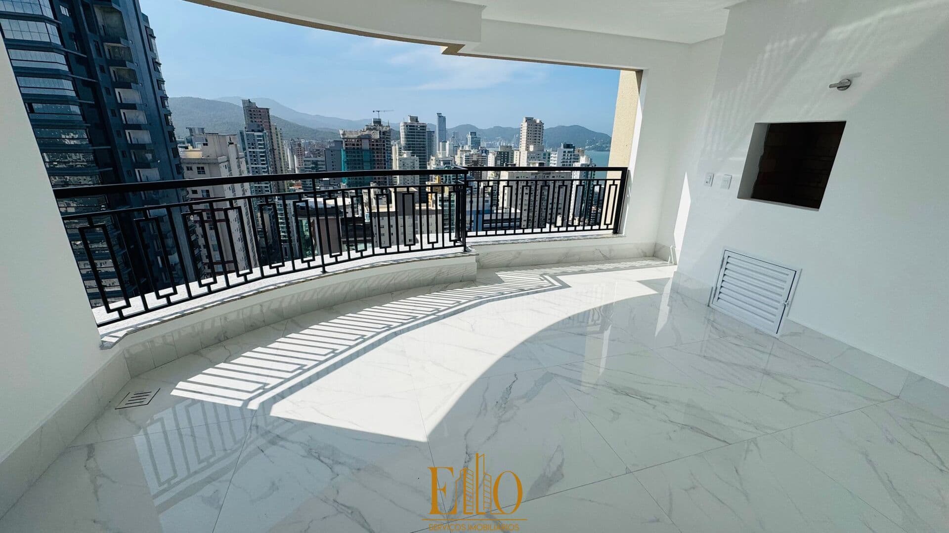 Novo! Apartamento de Alto Padrão, 04 suítes + 03 Vagas. Meia Praia em Itapema. Com Rooftop panorâmico