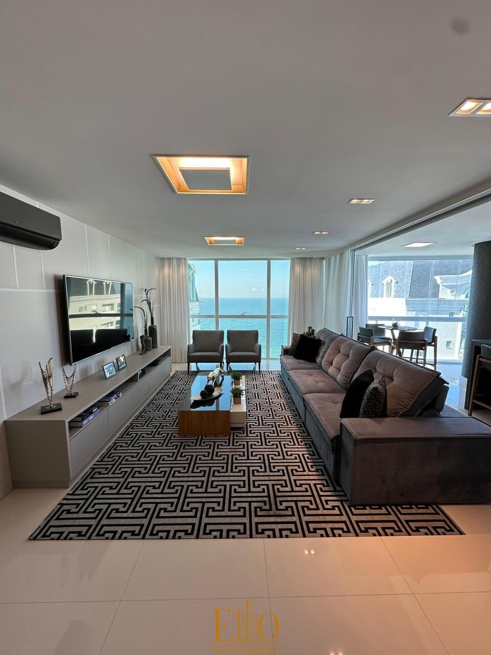 Apartamento Alto Padrão à venda, 04 Suítes e 02 Vagas. Frente Nereu Ramos. Vista Mar. Itapema/SC