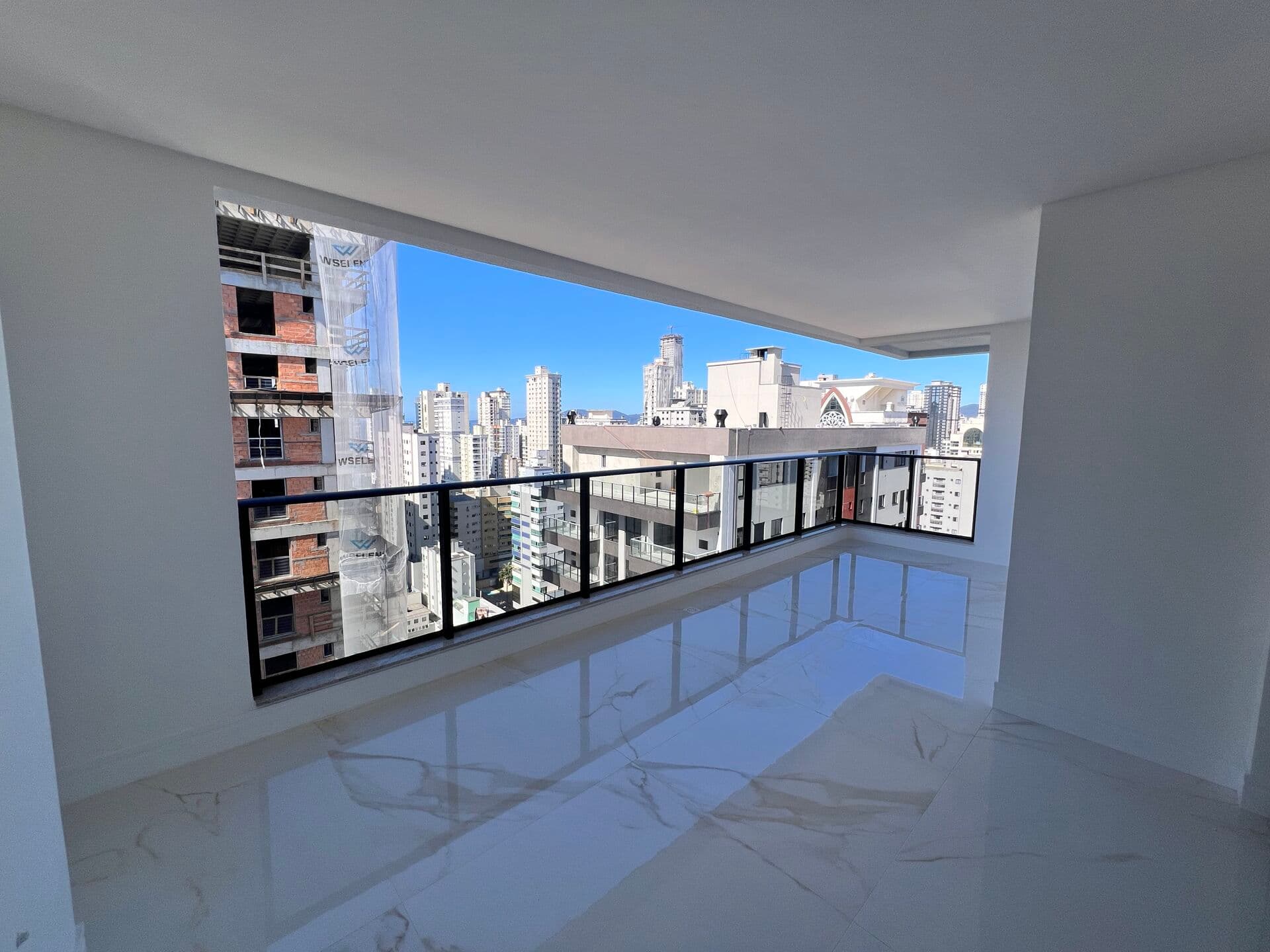 Apartamento à venda, Edifício Messina 03 Suítes + 02 Vagas. Meia Praia em Itapema/SC