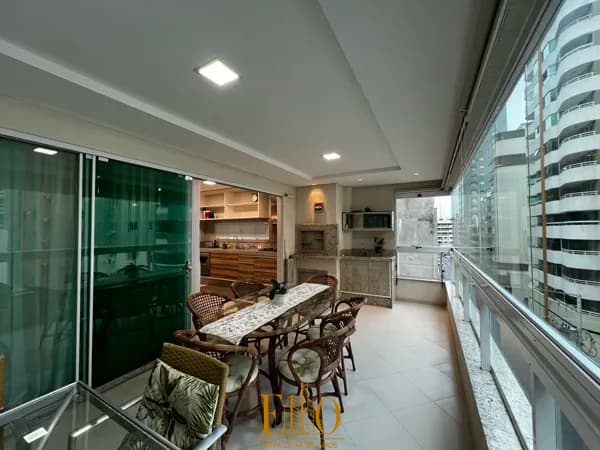Apartamento com 04 Suítes e 02 Vagas. Ed. Villa do Mar Meia Praia em Itapema/SC