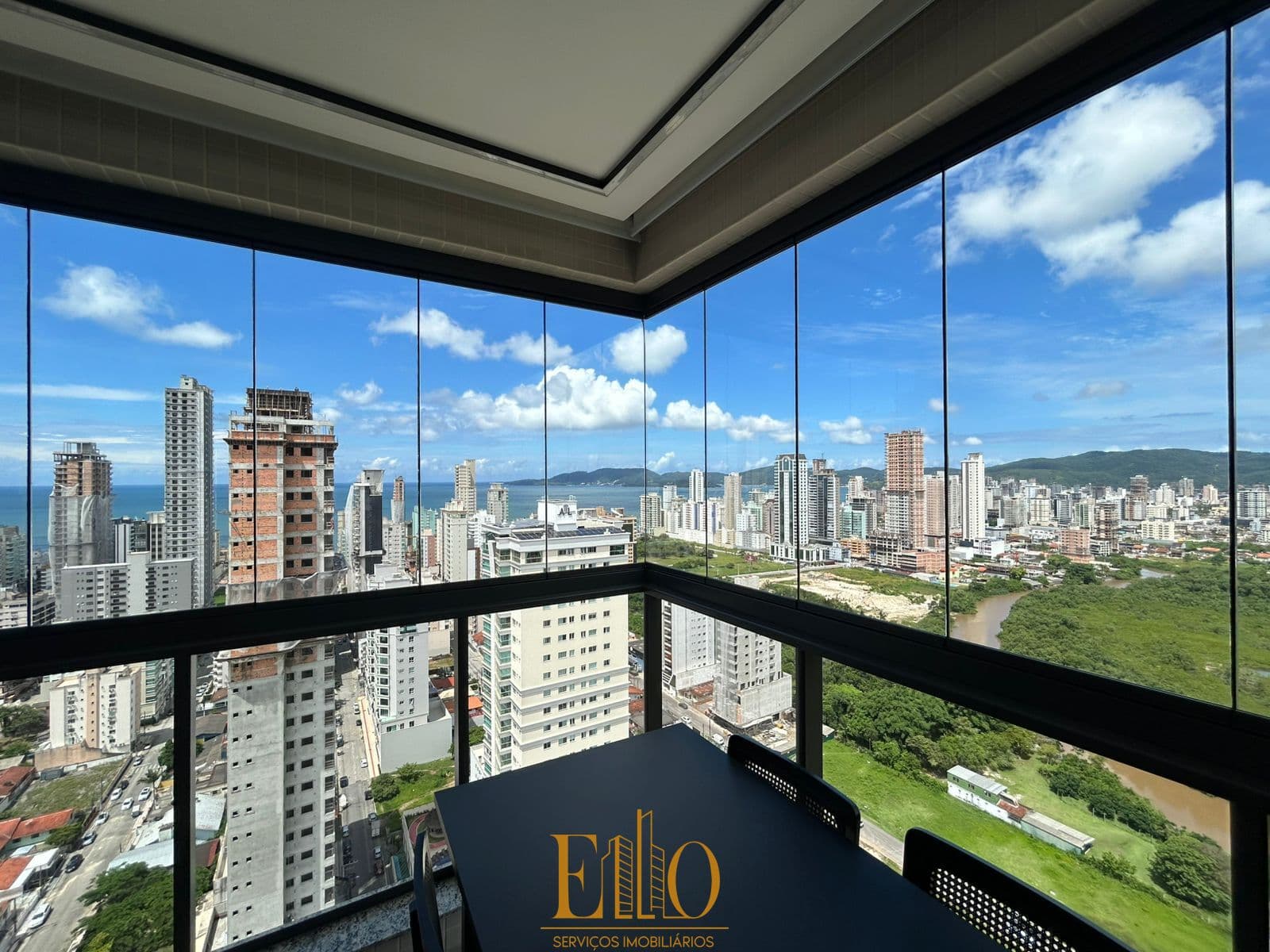 Cobertura no Edifício THE GARDEN, São 03 Suítes e 04 Vagas. Mobiliado e equipado. Meia Praia em itapema/SC