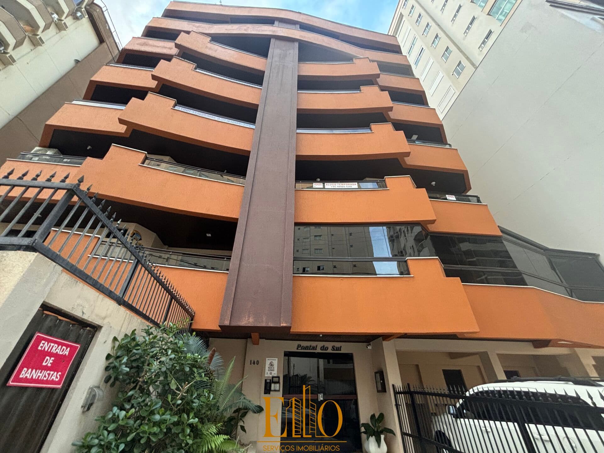 Apartamento com 3 dormitórios sendo 01 suíte, próximo ao Mar. Meia praia em Itapema / SC