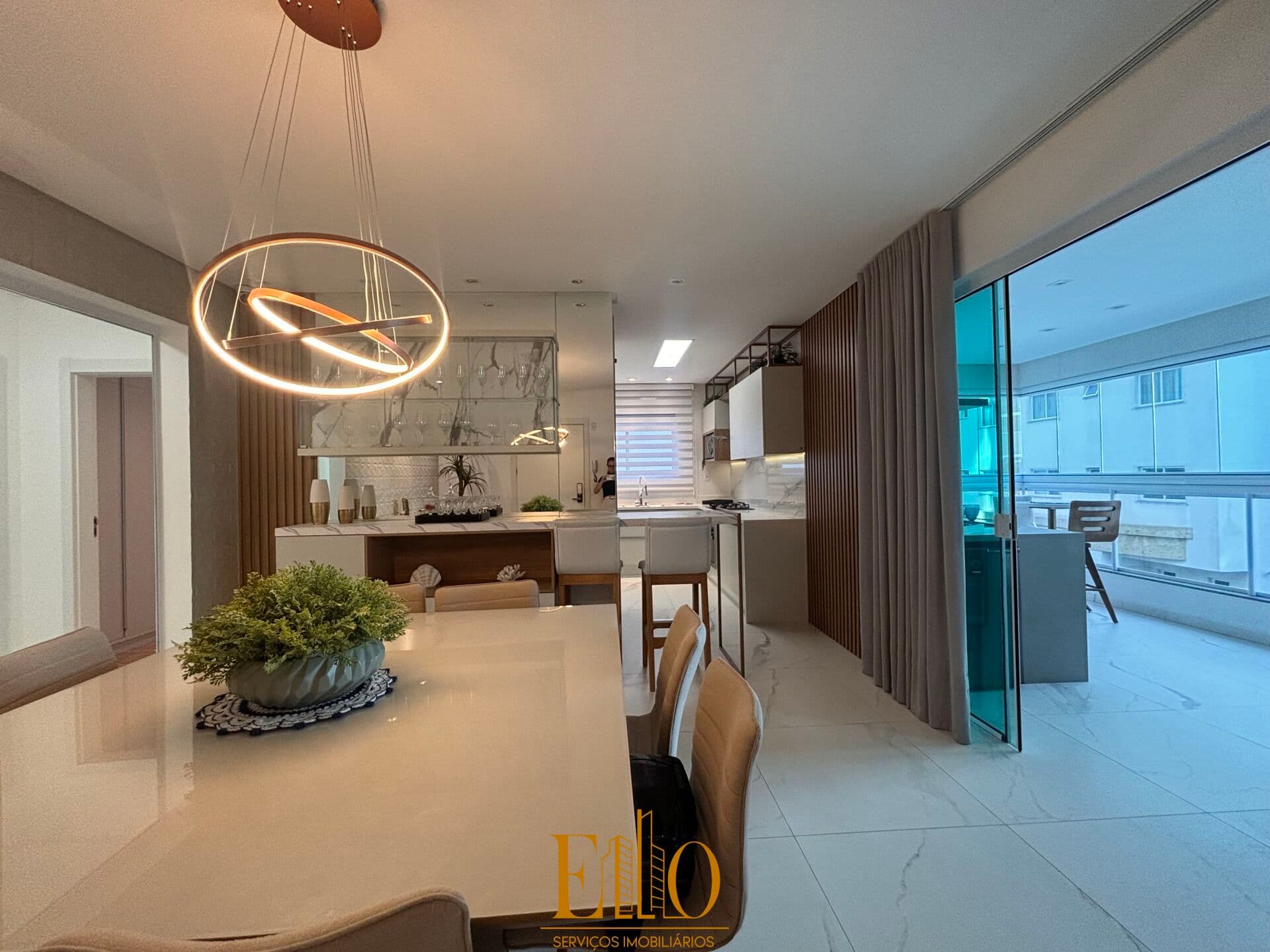 Apartamento Mobiliado, 03 Suítes, 02 Vagas. Na Meia Praia em Itapema. Com Lazer!