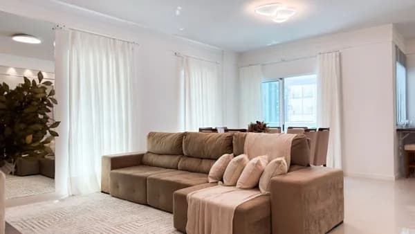 Apartamento mobiliado à venda, Edifício Classic, 03 Suítes sendo 01 master e 02 Vagas privativa. 200 metros MAR.