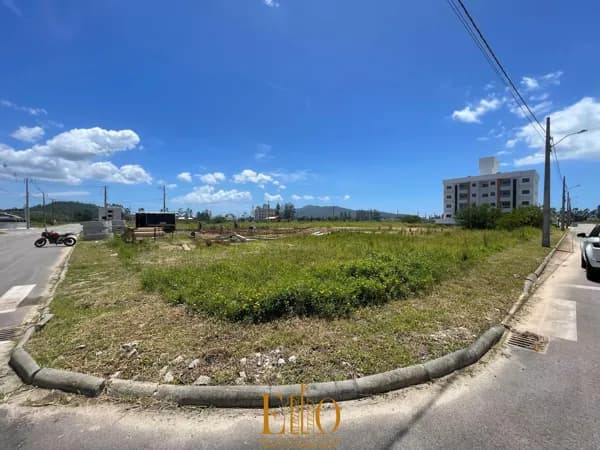 Excelente Terreno de esquina, com 451.32m² - Bairro Areias em Tijucas/SC.