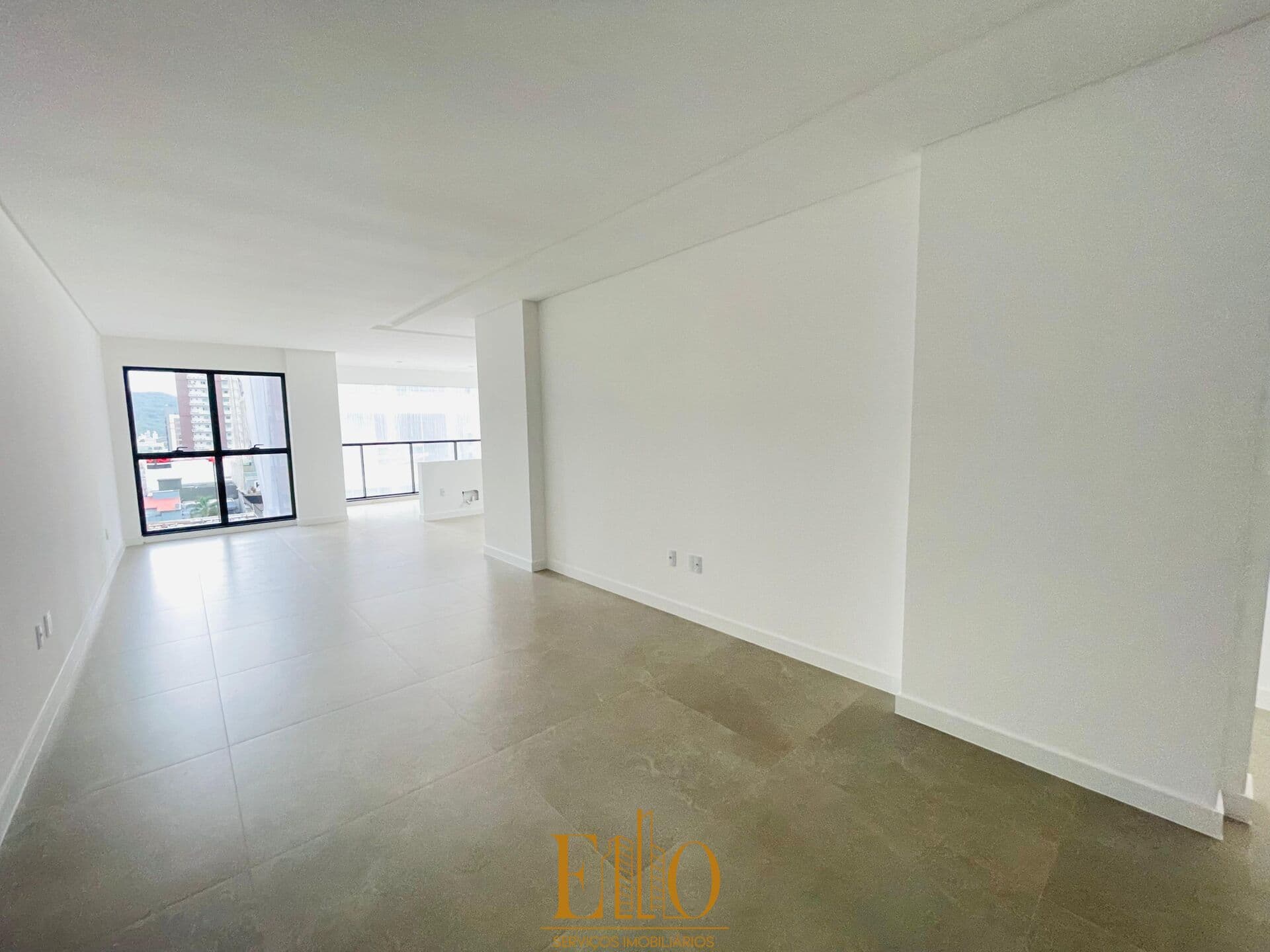 Edifício Residencial Porto Valência, 03 suítes, 02 vagas, 500m do mar - Meia Praia Itapema/SC.