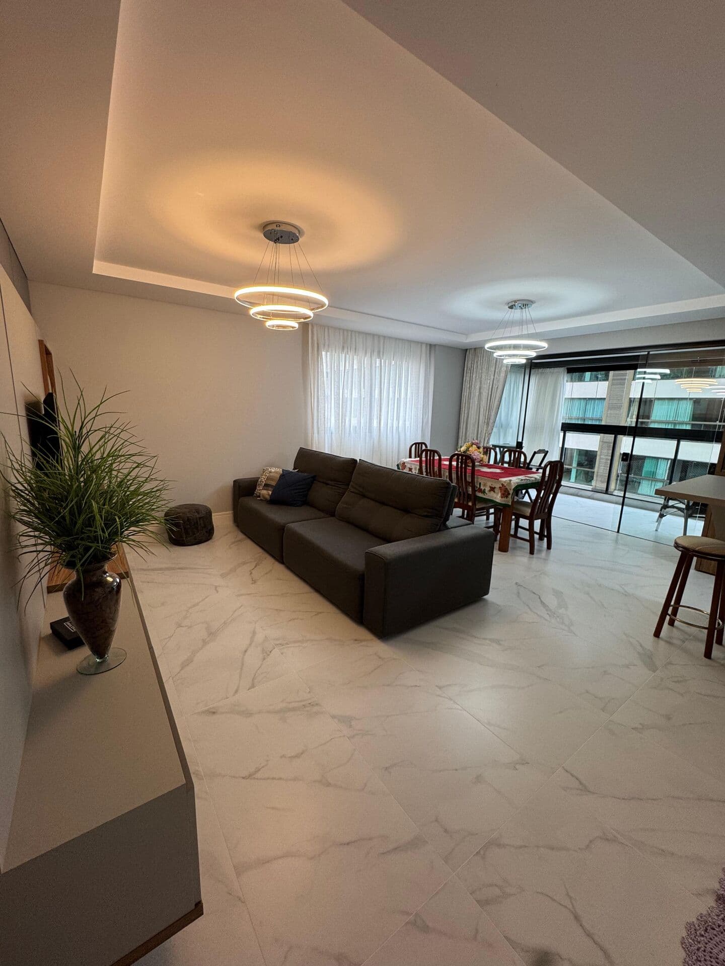 Apartamento no Edifício Black Piano na Meia Praia, Itapema/SC 03 Suítes + 02 Vagas.