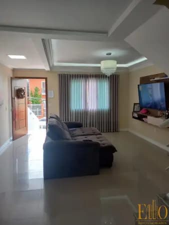 Sobrado À VENDA no Bairro Pioneiros em Balneário Camboriú- SC 01 Suíte e 02 Dormitórios.