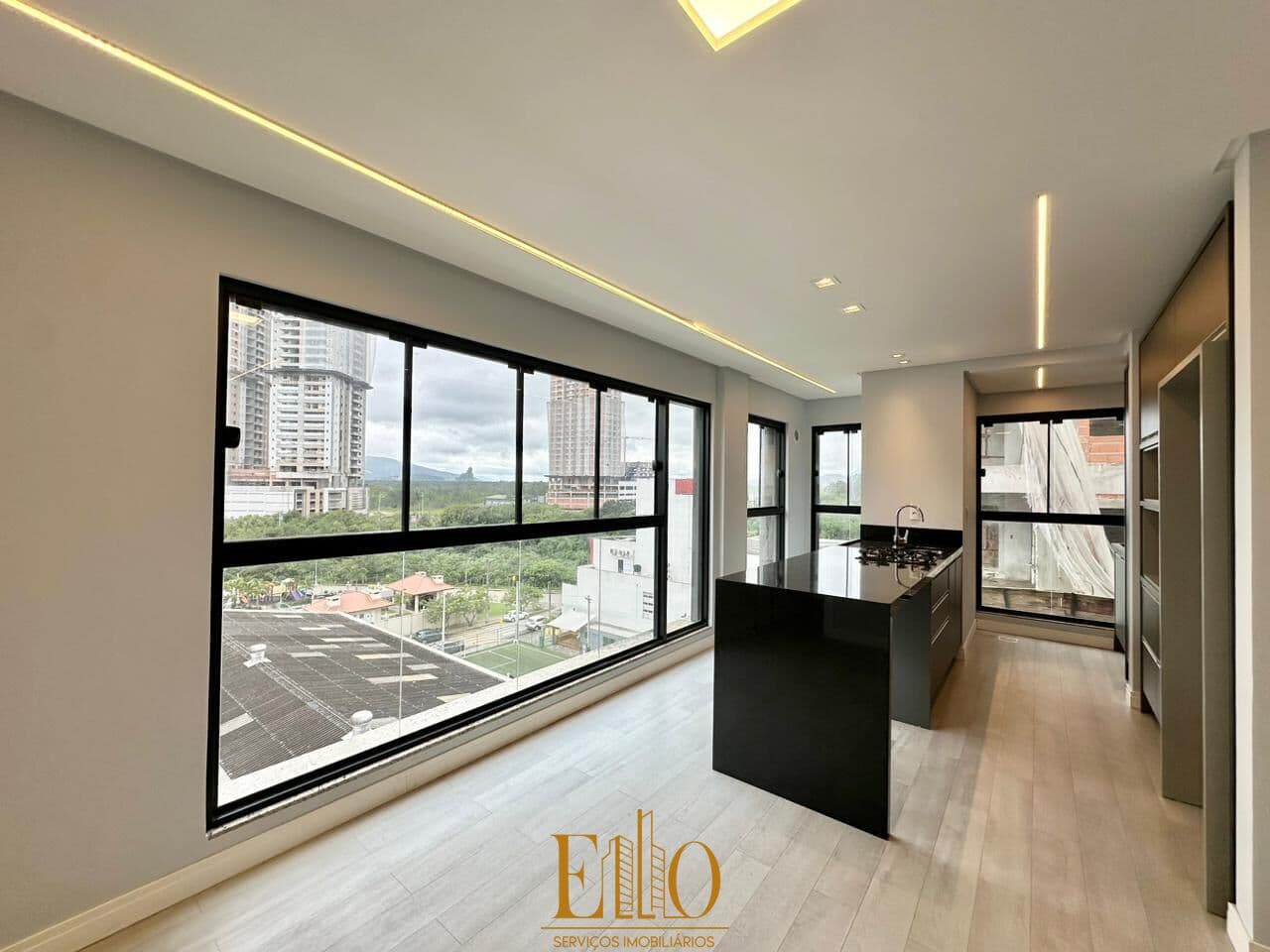 Apartamento Semi Mobiliado com 3 Dormitórios no Ed. Suncool Tower | Meia Praia em Itapema | SC